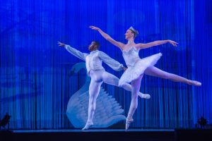 dylan-contreras-and-kirsten-glaser-as-snow-king-and-snow-queen-in-tony-williams-urban-nutcracker-credit-petr-metlicka